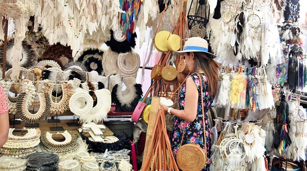 Beli Souvenir di Pasar Tradisional