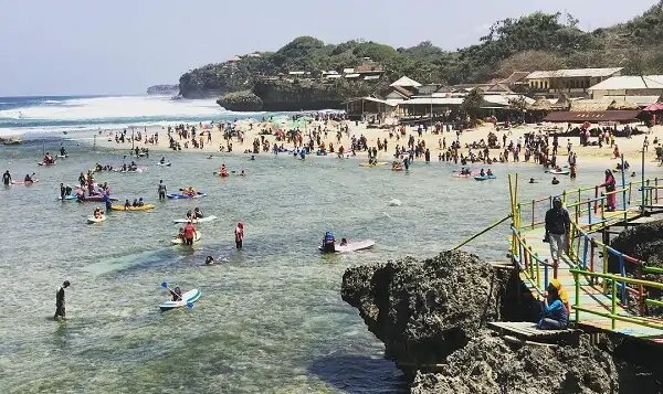 Berenang dan Bermain Air