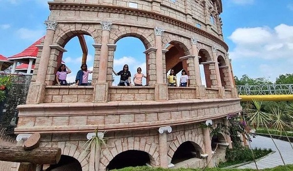 Berfoto Dengan Landmark Dunia