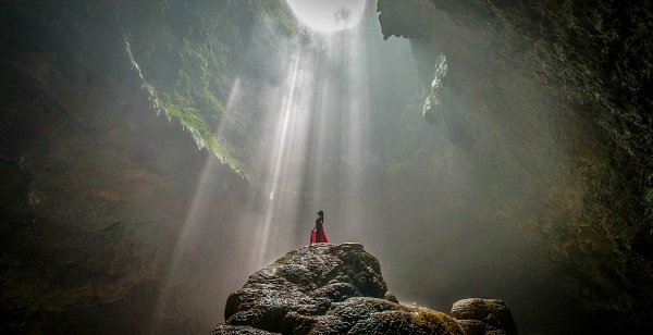 Berfoto Di Spot-Spot Indah di Dalam Goa