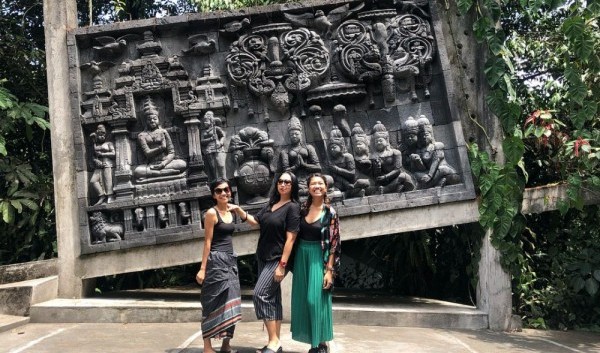 Mengikuti Kegiatan Klub Diskusi Ullen Sentalu