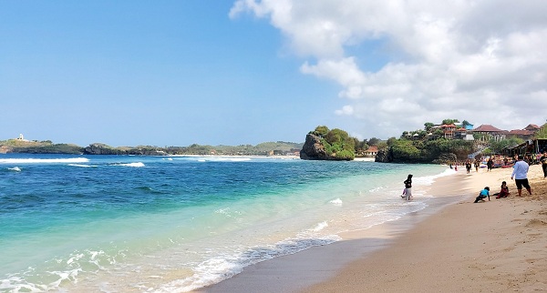 Menikmati Eksotisme Pantai