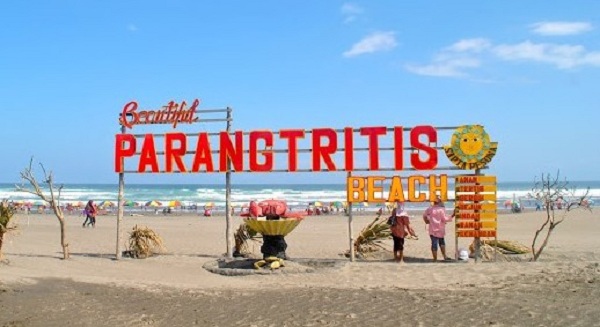 Menikmati Pemandangan Pantai
