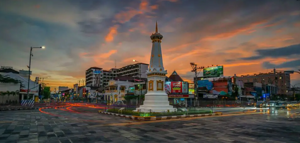 Menikmati Pemandangan Tugu Jogja