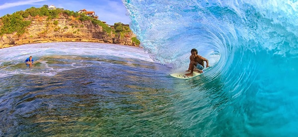 Menyaksikan Peselancar Menaklukkan Ombak