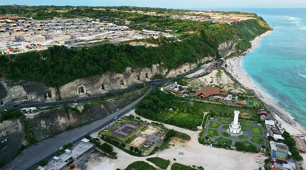 Pesona Pantai Di Balik Tebing Karst