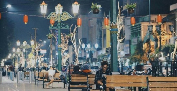 Spot Foto Di Tengah Perempatan Malioboro