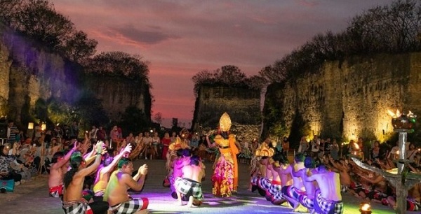 Tari Kecak Garuda Wisnu Kencana
