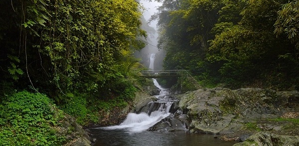 Air Terjun Gitgit Buleleng: Harga Tiket, Sejarah & Lokasi Berfoto di air Terjun Gitgit
